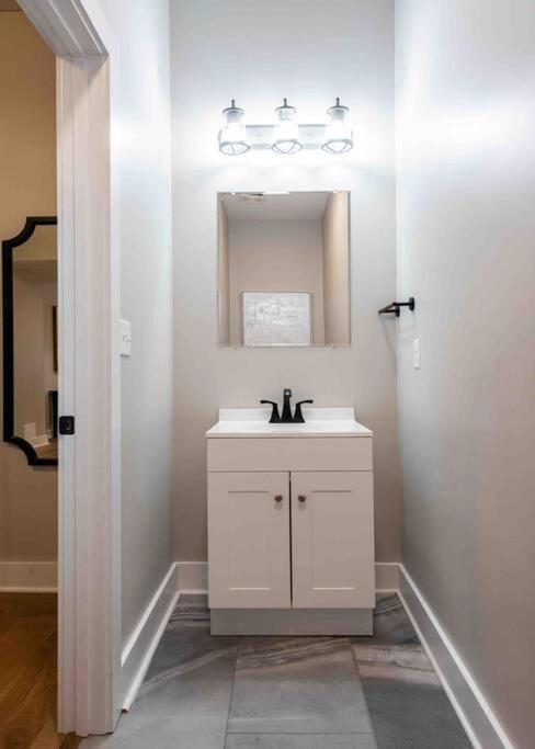 Newly Renovated 3 Bedroom Shelby Park Home **Free Parking** Louisville Bagian luar foto