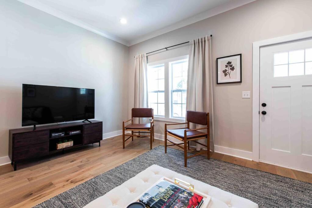 Newly Renovated 3 Bedroom Shelby Park Home **Free Parking** Louisville Bagian luar foto