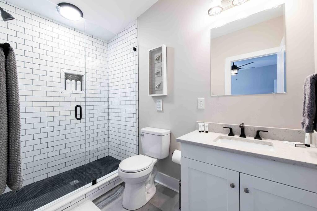 Newly Renovated 3 Bedroom Shelby Park Home **Free Parking** Louisville Bagian luar foto