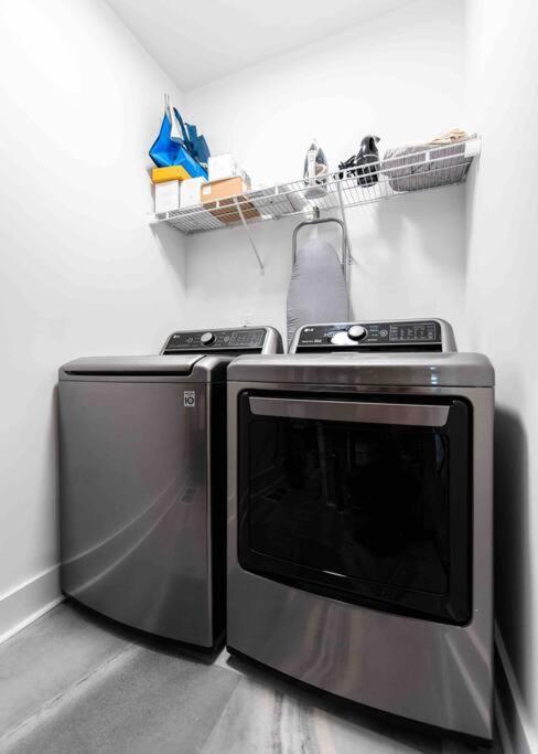 Newly Renovated 3 Bedroom Shelby Park Home **Free Parking** Louisville Bagian luar foto