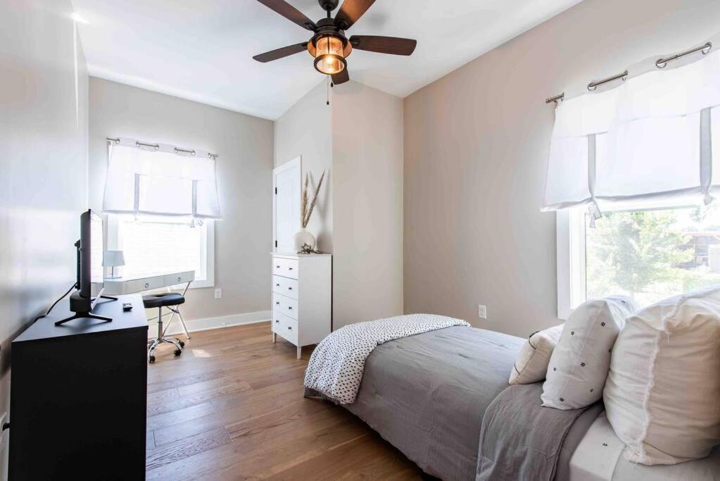 Newly Renovated 3 Bedroom Shelby Park Home **Free Parking** Louisville Bagian luar foto