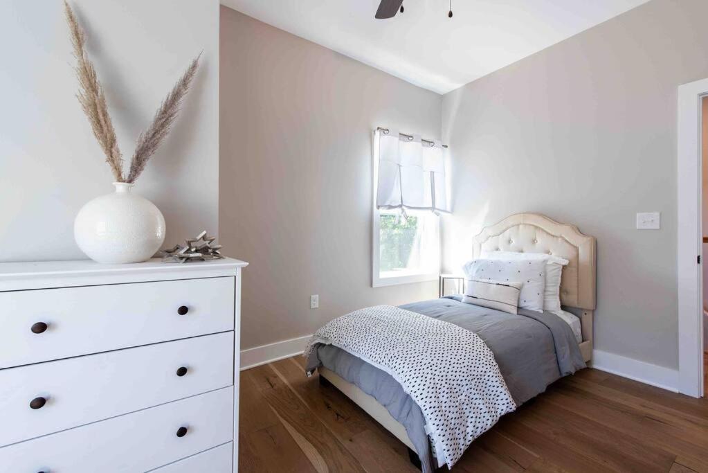 Newly Renovated 3 Bedroom Shelby Park Home **Free Parking** Louisville Bagian luar foto