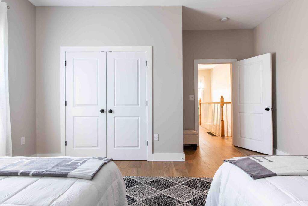 Newly Renovated 3 Bedroom Shelby Park Home **Free Parking** Louisville Bagian luar foto